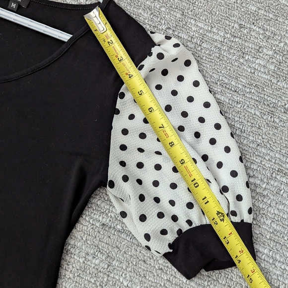 🎈Storm Women's (Size Medium) Black V-Neck Top With Polka Dot Puff Sleeves - Picture 7 of 12